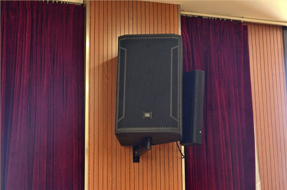 主扩使用的JBL STX815M 音箱 返送选用了JBL CBT50音箱